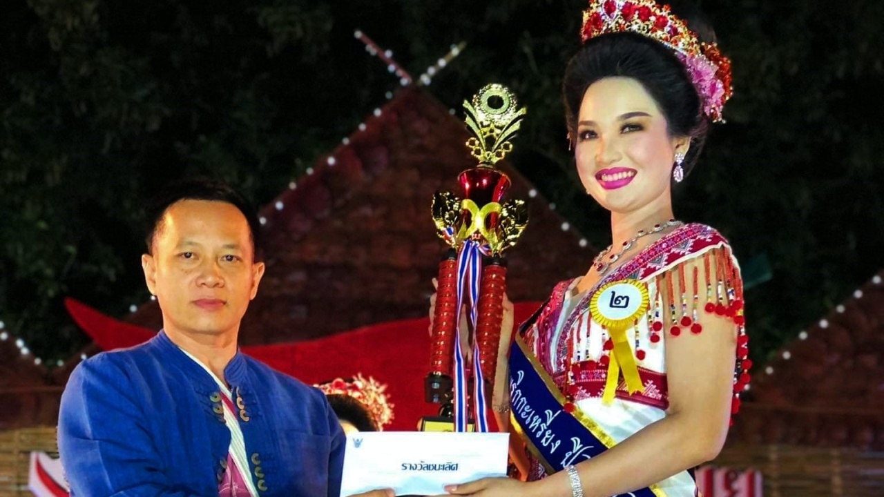 สวยตะลึงมงลง น้องน้ำหวานคว้าธิดาพริกกะเหรี่ยง งานของดีสบเมย