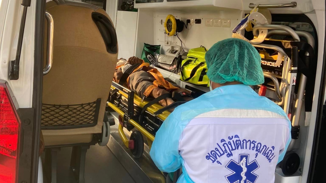 สะเทือนใจ คุณตานอนป่วยหนักใต้สะพาน สาวใจดียื่นมือช่วย แต่ไม่รู้จากนี้จะเป็นอย่างไร