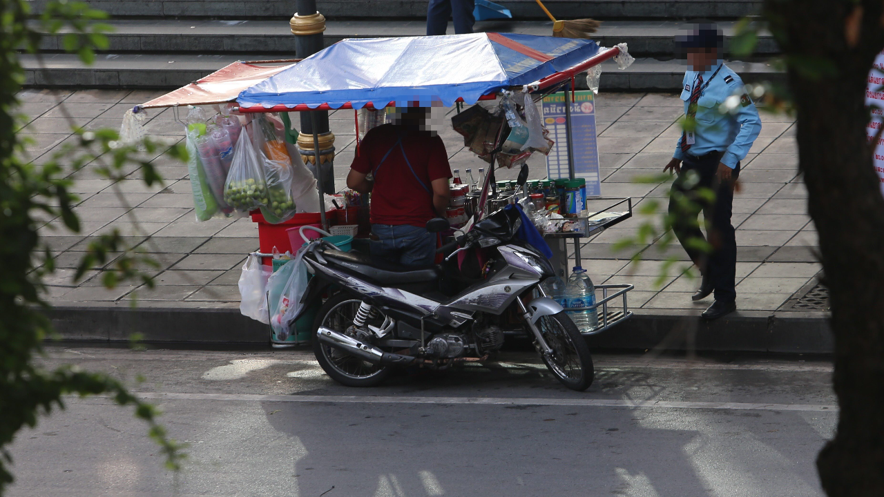 กทม. ซักซ้อมแนวทางจัดระเบียบหาบเร่-แผงลอย ให้ประชาชน-ผู้ค้าใช้ทางเท้าร่วมกันได้