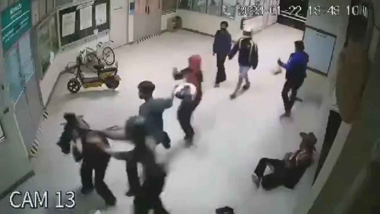 ตร.กาฬสินธุ์ แจ้งข้อหา 7 โจ๋รุมยำอริในโรงพยาบาล เตือนผู้ปกครองดูแลลูกดีๆ