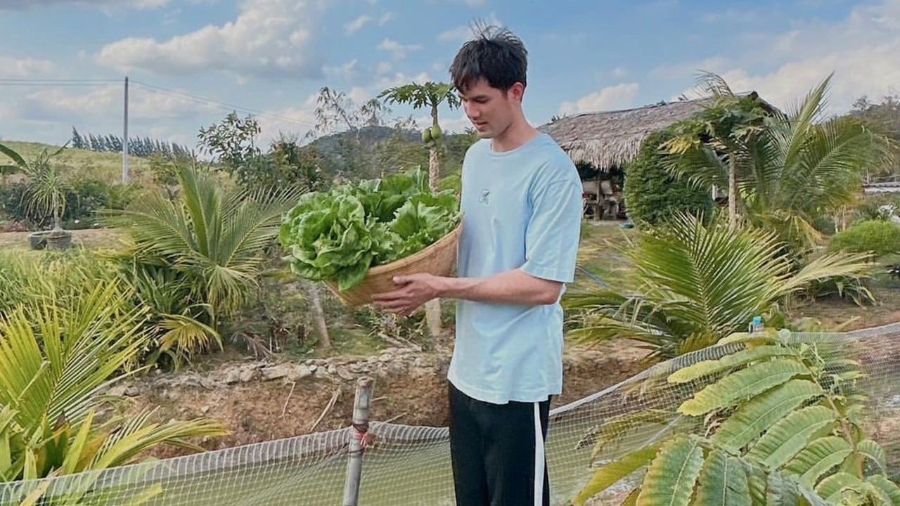 ผู้บ่าวไทบ้าน มิกค์ ทองระย้า แต่งตัวบ้านๆ ทำสวนปลูกผัก ใช้ชีวิตติดดิน