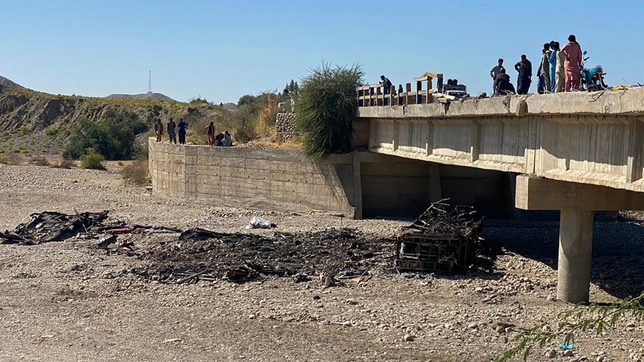 ปากีสถานเศร้า บัสตกสะพาน-เรือบรรทุกนักเรียนล่ม ดับรวม 51 ศพ