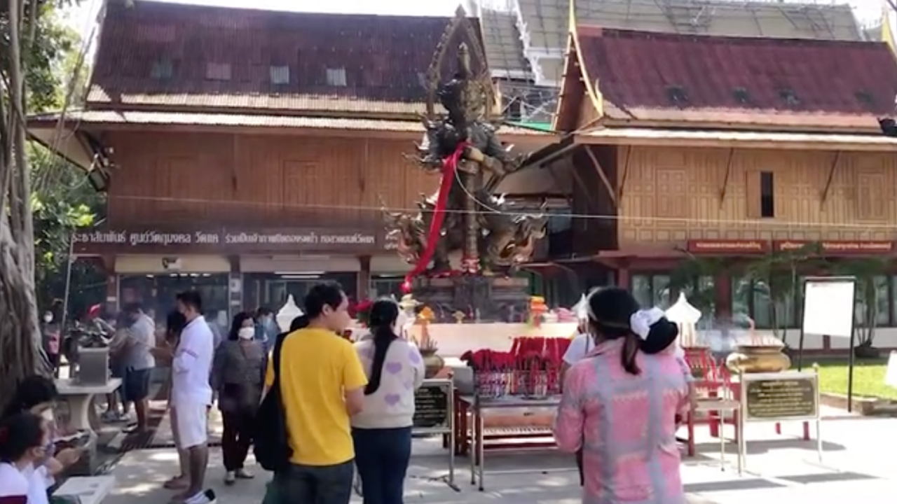 คอหวยไหว้ขอพร "ท้าวเวสสุวรรณ" ไม่ผิดหวังได้ "เลขเด็ดงวดนี้" ลุ้นโชค 1/2/66