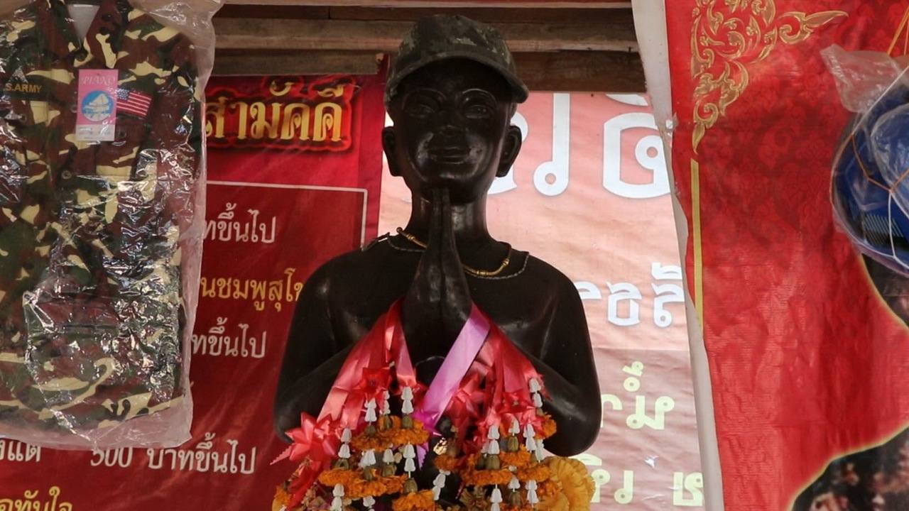 ชาวบ้านแห่ส่อง "เลขเด็ด" อ่างน้ำมนต์ "ไอ้ไข่" ไปเสี่ยงโชคงวดนี้ 1/2/66