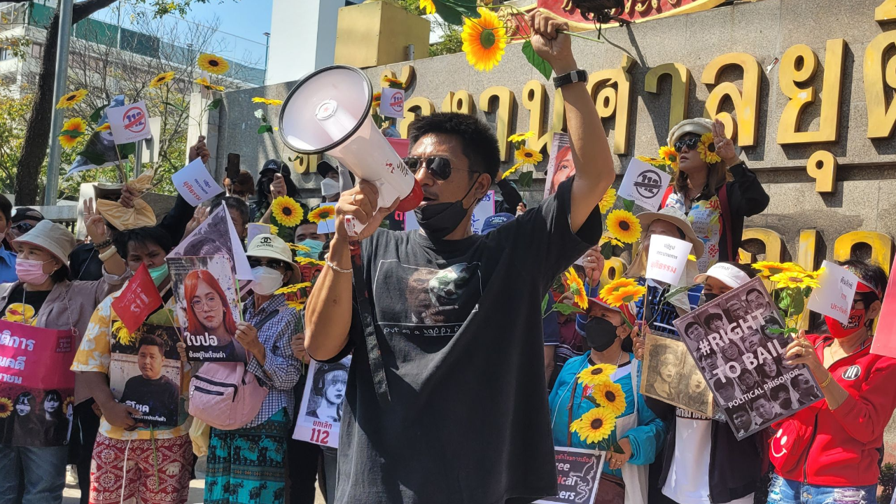 “ไผ่ ดาวดิน” นำม็อบไปหน้าศาลยุติธรรม หนุนทนายยื่นขอประกันตัว 12 คน