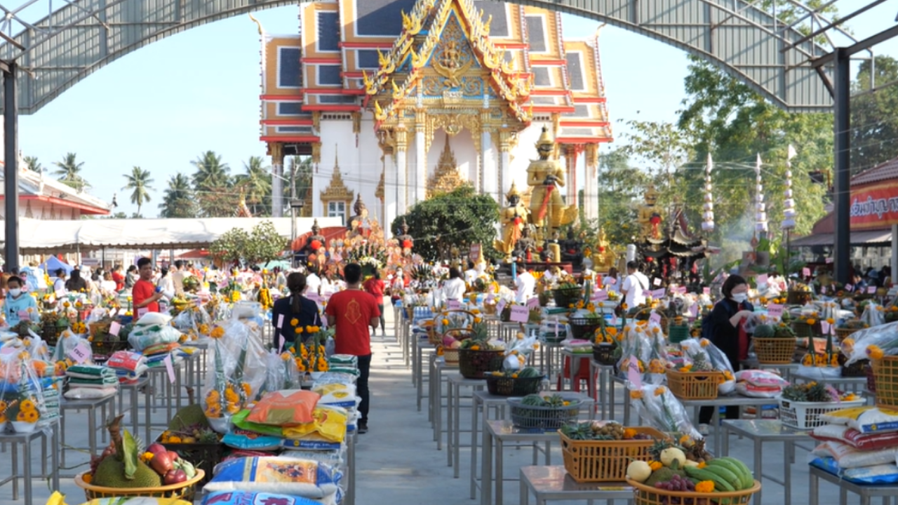 คนแห่ร่วมพิธี ถวายเครื่องสักการะ ท้าวเวสสุวรรณองค์ใหญ่ วัดจุฬามณี (คลิป)