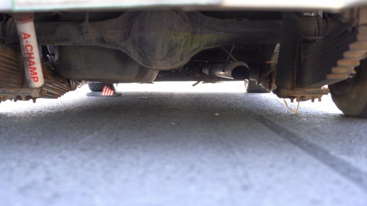 หนุ่ม 14 ขี่ จยย.หักขวาจะกลับรถ กระบะเบรกไม่ทันชนท้ายลากร่าง 30 ม.ยังรอด