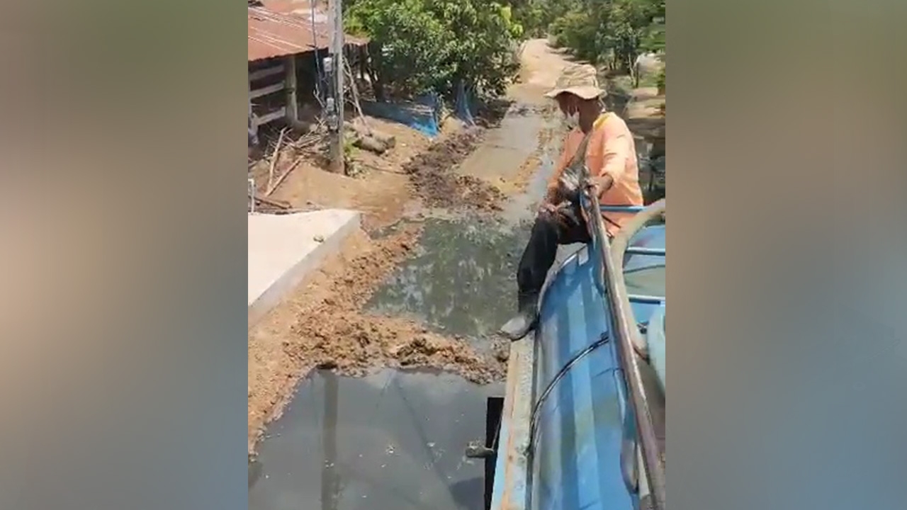 เหม็นทั้งหมู่บ้าน เมื่อรถดูดส้วมถูกชนท้าย ทำสิ่งปฏิกูลไหลนองเต็มท้องถนน