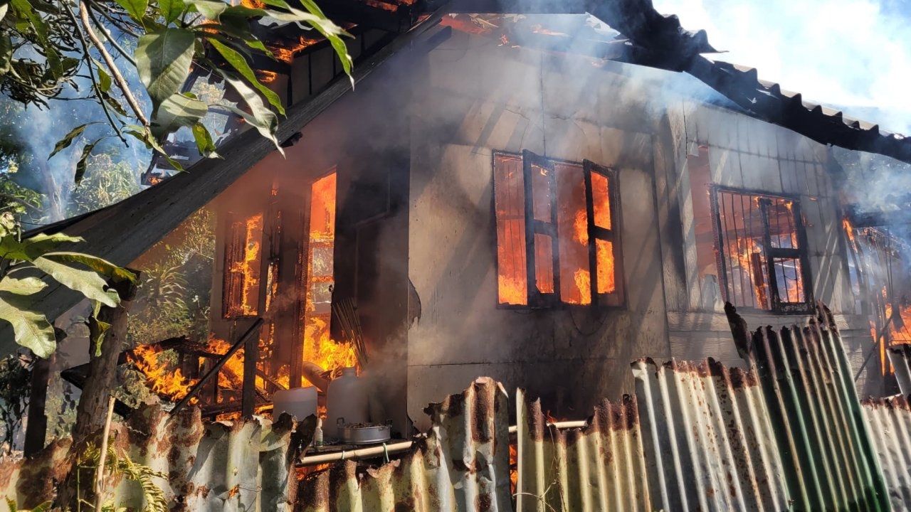 ไฟไหม้บ้านยาย 79  ด.ญ.12 ปี ฮีโร่เข้าไปช่วยลูกยายที่ติดกองเพลิงรอดปลอดภัย