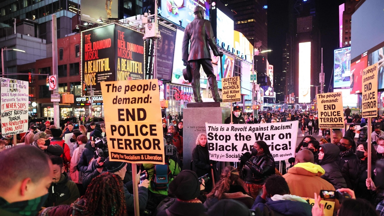 ชาวนิวยอร์กประท้วงเดือดขอความเป็นธรรมให้ชายผิวสีที่ถูก ตร.ซ้อมจนตาย