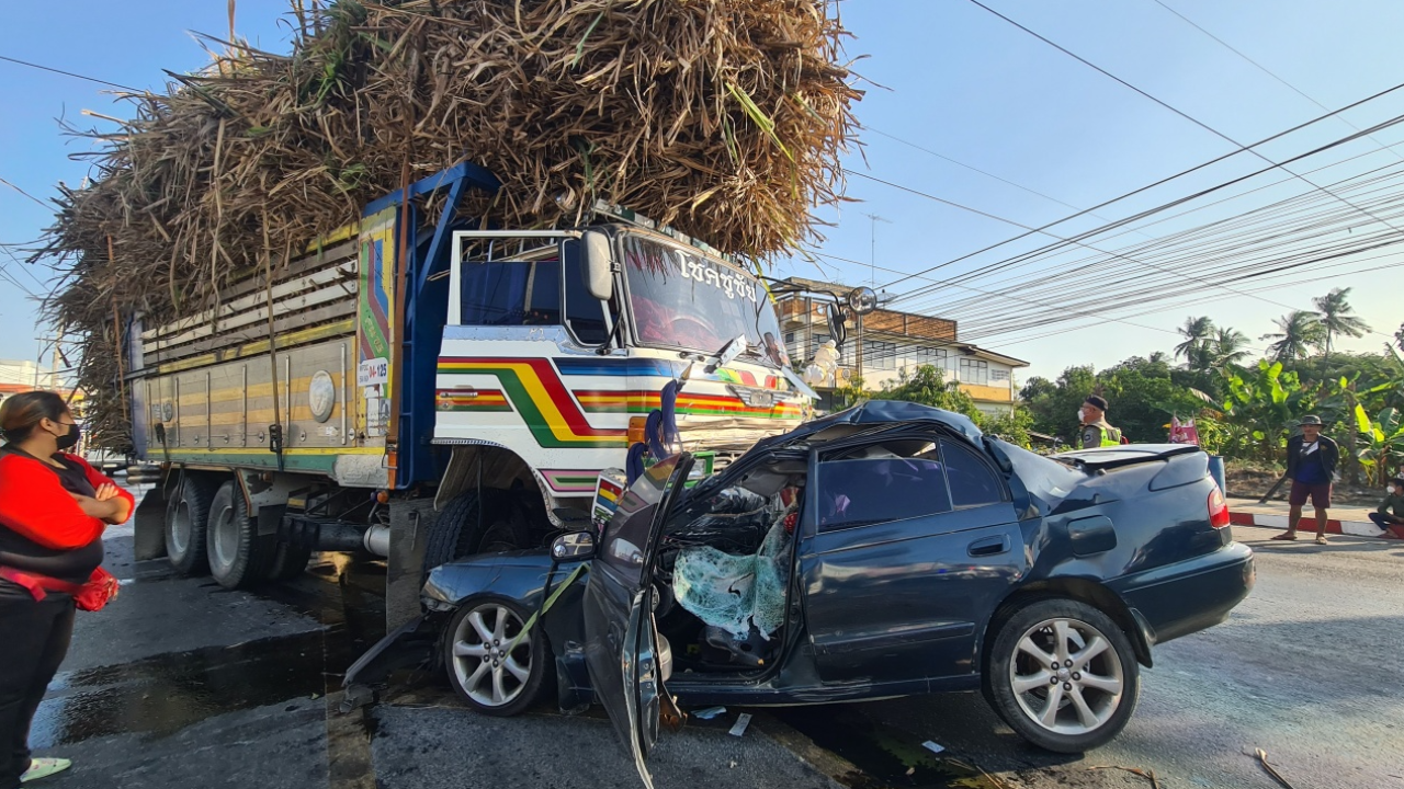 กลับจากเฝ้าพ่อที่รพ. หนุ่มร่างอ้วนขับรถเก๋งชนรถอ้อยดับ คาดหลับใน 