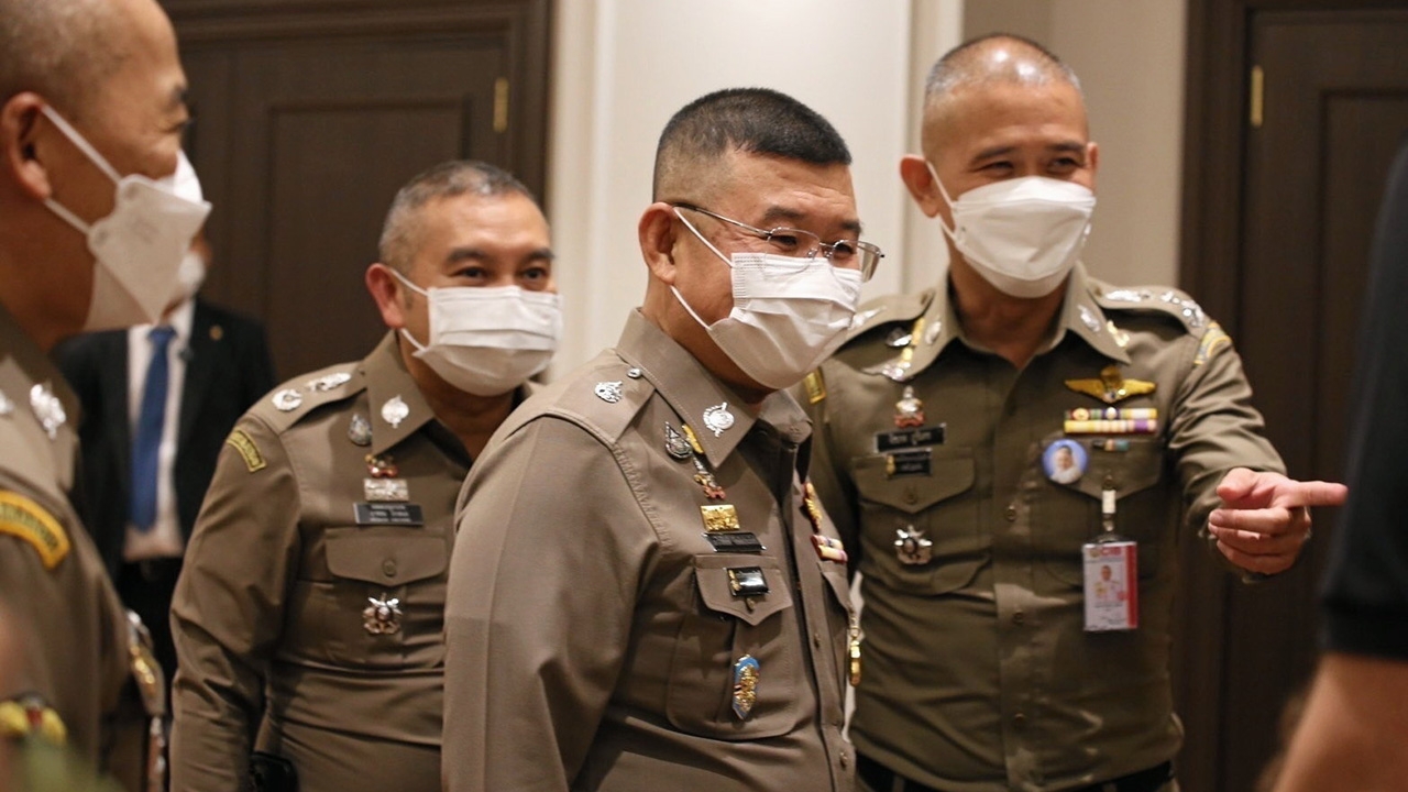 ผบ.ตร.ลงแส้ตำรวจรับจ๊อบนำขบวน