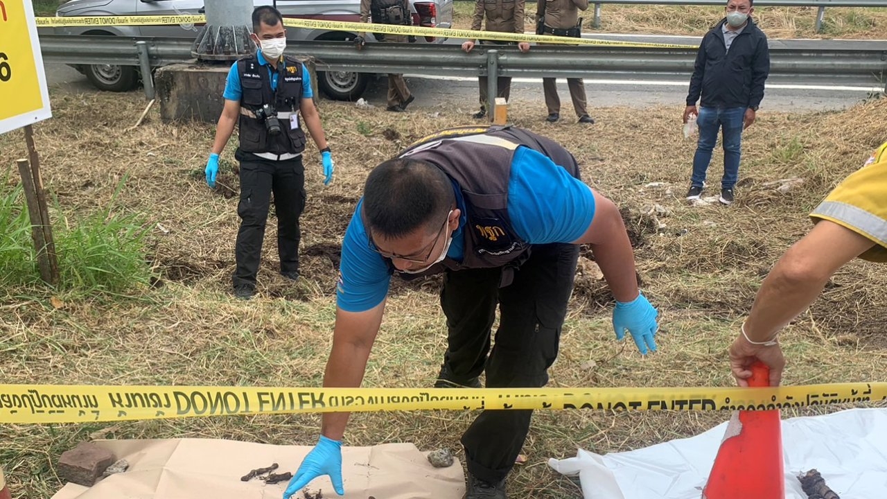 จนท.เขตตัดหญ้า พบโครงกระดูกปริศนา ริมไหล่ทางถนนกาญจนาฯ ตร.เร่งตรวจสอบ