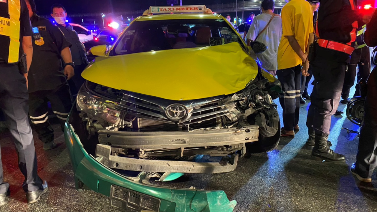 แท็กซี่ตีนผี ซิ่งฝ่าไฟแดง พุ่งชน จยย. 2 คัน เจ็บ 3 ตาย 1 ศพ