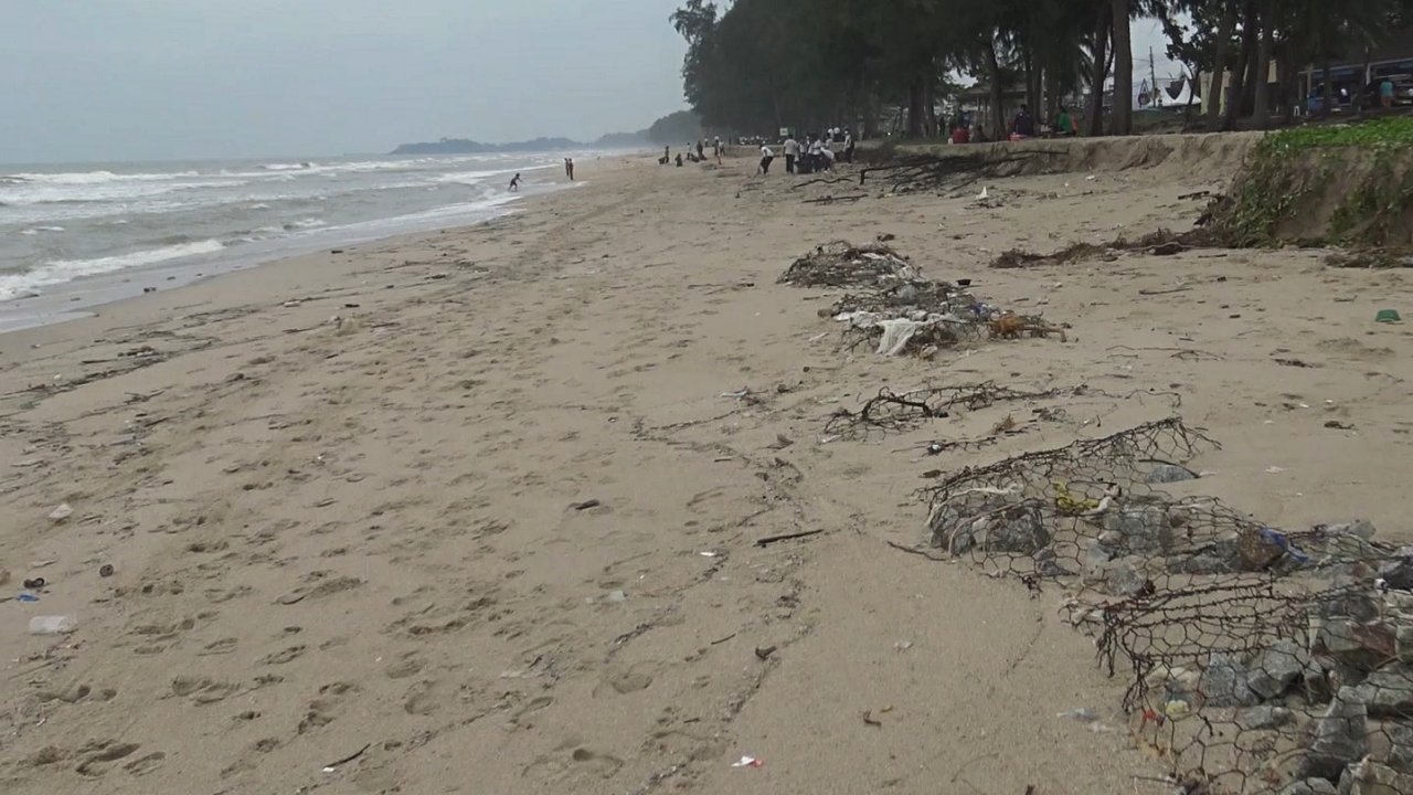 คลื่นลมแรงซัดหาดชลาทัศน์ เซาะทรายจนตะแกรงเหล็กโผล่ วอนผู้เกี่ยวข้องแก้ไข