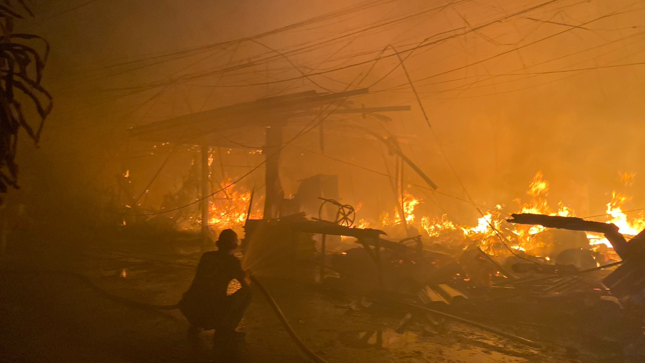 ไฟไหม้บ้านชุมชนวิมานสุข ซ.เสรีไทย 71 วอด 4 หลัง หนีตายระทึก