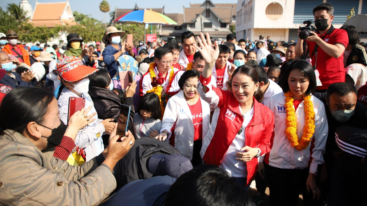 "แพทองธาร" เจอชาวบ้านถาม “โดนลูกน้องหักเหลี่ยมโหด” เจ้าตัวบอกไม่เป็นไร