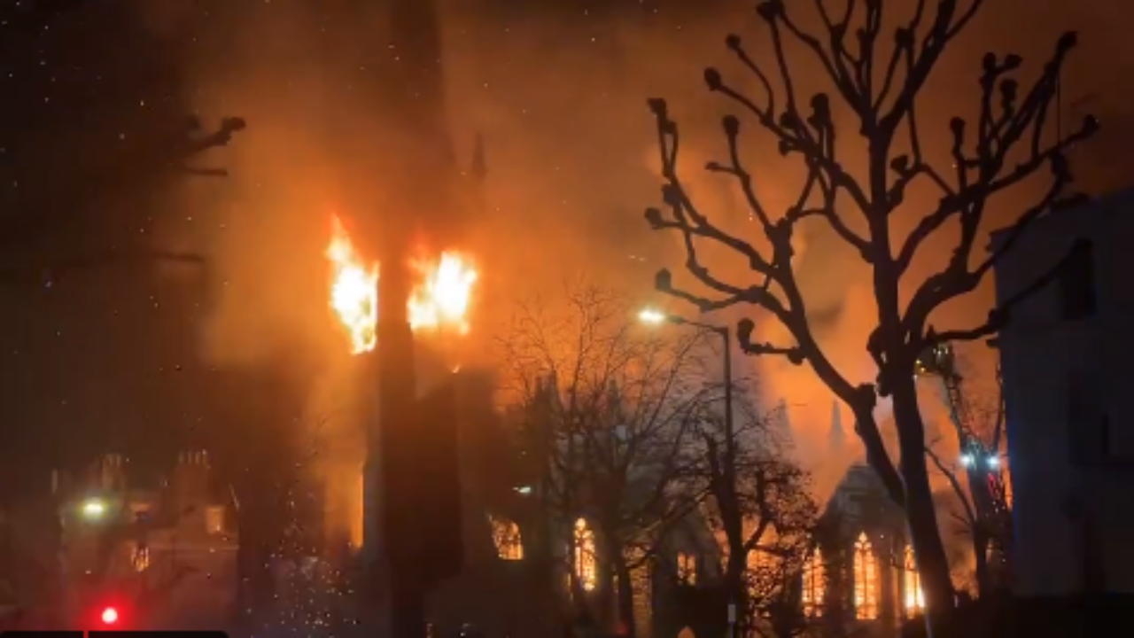  ไฟไหม้โบสถ์ "เซนต์ มาร์ก" โบสถ์เก่าแก่ในอังกฤษวอด (คลิป)