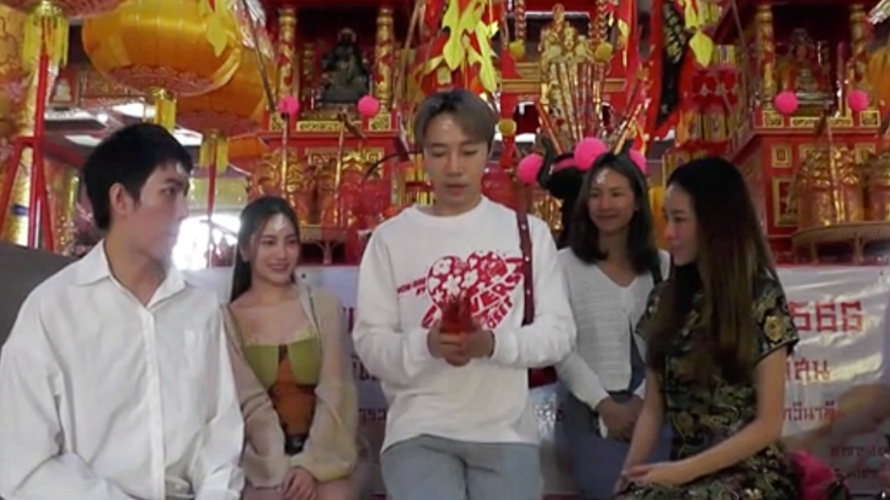 ดาว TikTok มาไหว้ขอพร "ศาลเจ้าพ่อนาคราช" คอหวยไม่พลาดส่อง "เลขเด็ด" เซียมซี