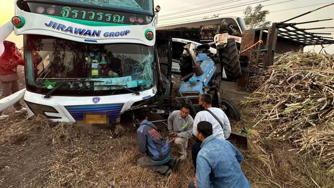 เทรลเลอร์ชนรถไถบรรทุกอ้อย รถทัวร์ 2 คันไม่เห็นชนซ้ำ เจ็บ 18 ที่เพชรบูรณ์