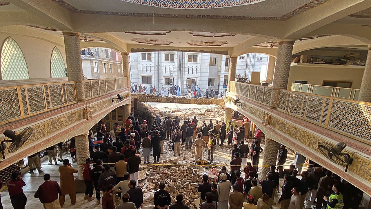 ปากีสถานช็อก ระเบิดฆ่าตัวตายที่มัสยิด ตายพุ่ง 92 ศพ บึมสนั่นจนฝาผนังถล่ม