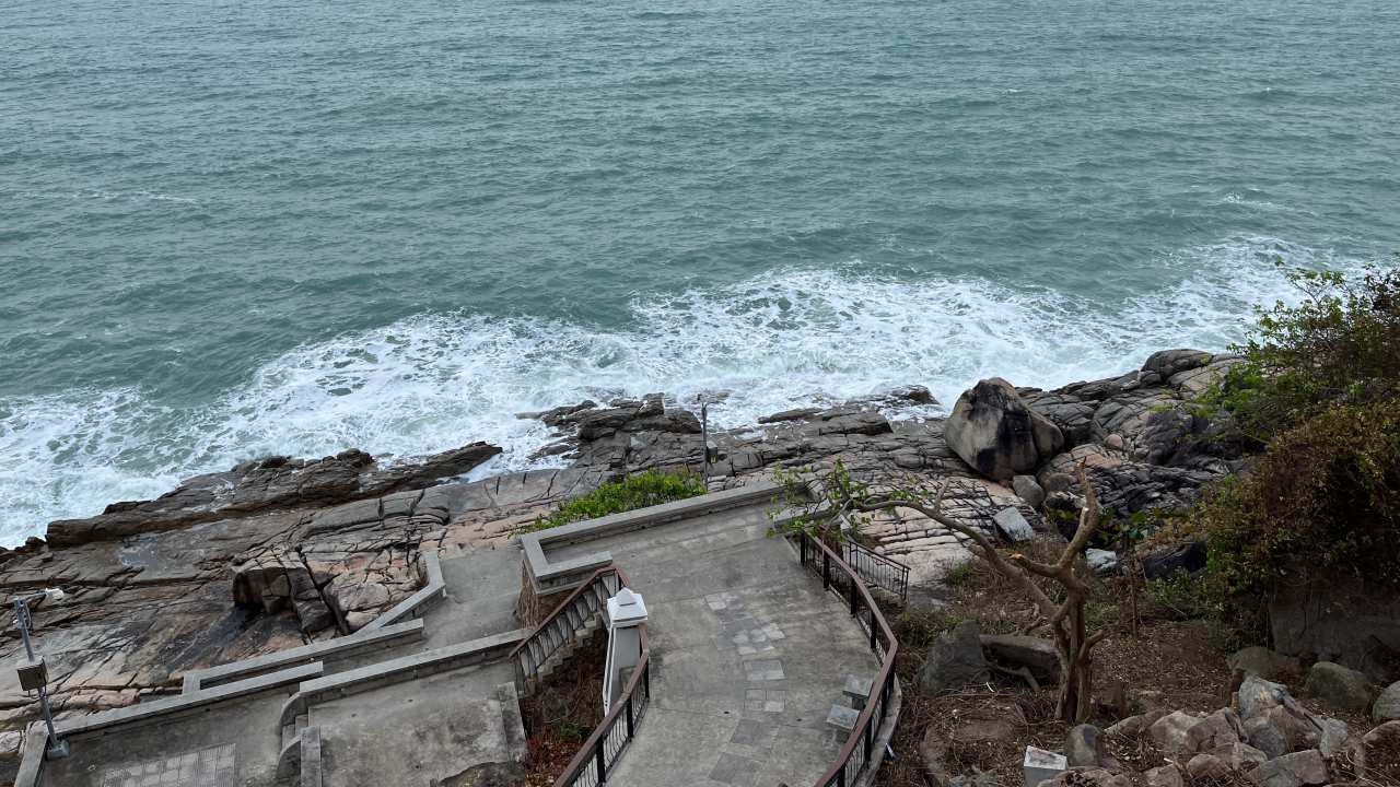 ค้นหาหนุ่มเมียนมา คลื่นซัดตกทะเลที่จุดชมวิวเกาะสมุยต่อ ล่าสุดยังไม่พบ