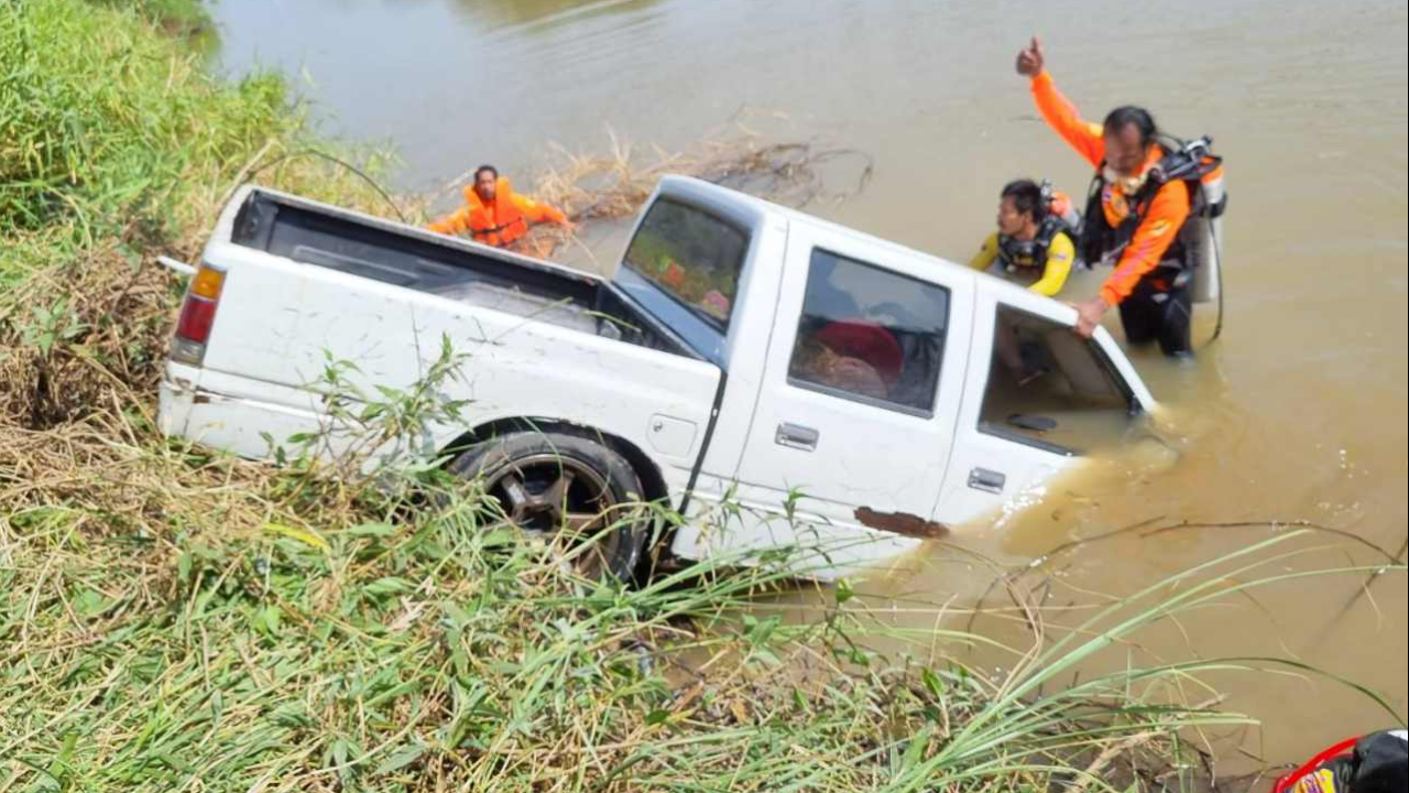รถกระบะตกคลองจมนานหลายชั่วโมง สองผัวเมียจมน้ำ เสียชีวิตทั้งคู่ 