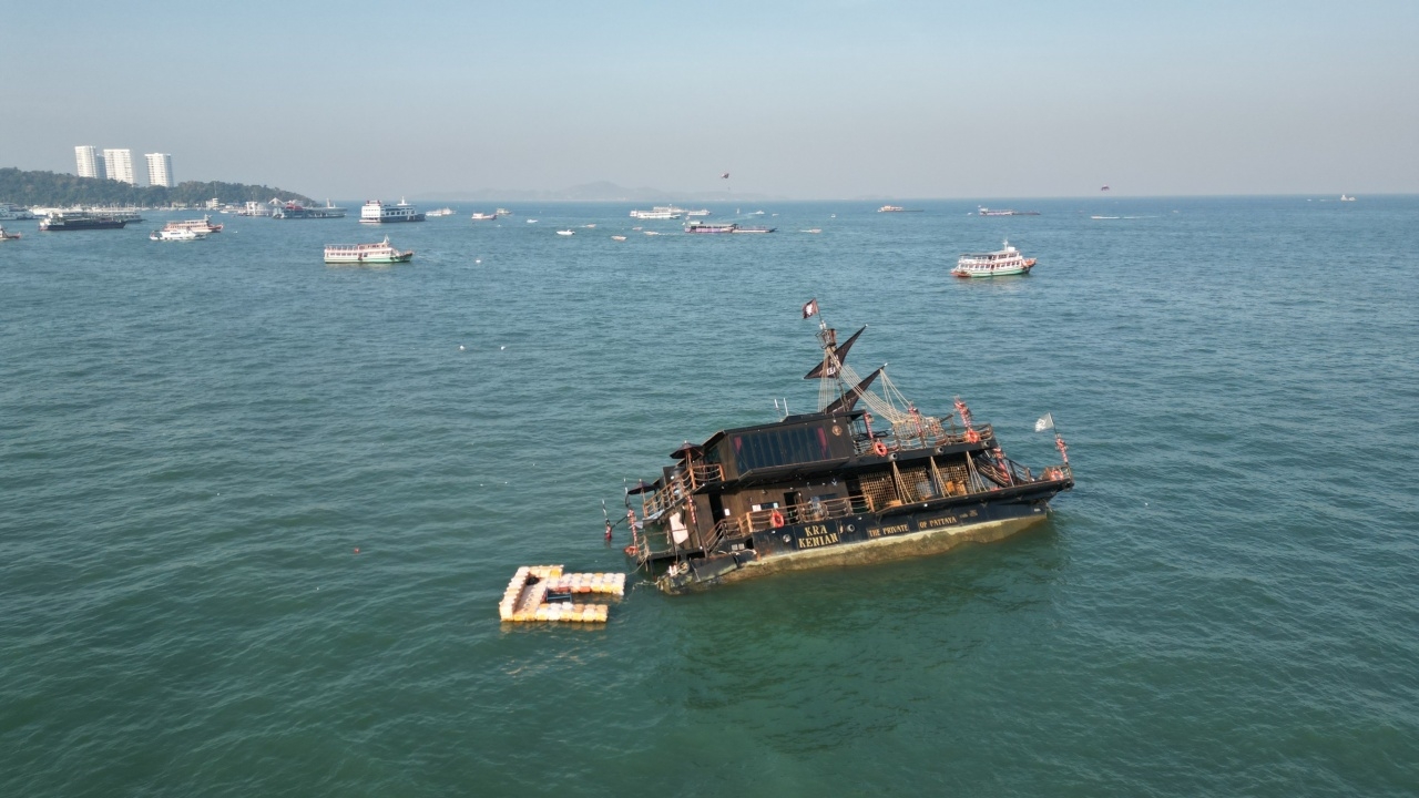เร่งกู้เรือโจรสลัด ถูกคลื่นซัดเริ่มเอียง วางทุ่น นำออกจุดที่จมก่อน