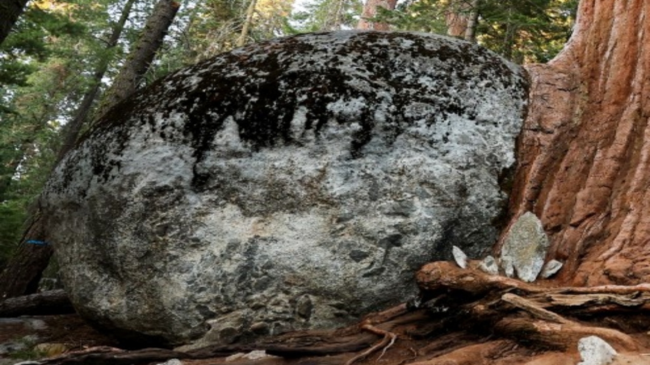 สุดระทึก หินยักษ์กลิ้งชนฝาบ้านในฮาวายพังยับ (คลิป)