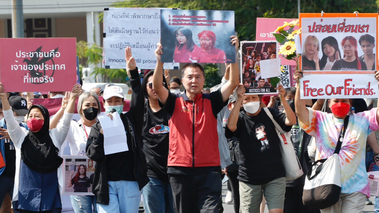 ยื่น 6 พันชื่อหนุน 3 ข้อ “ตะวัน-แบม” พรุ่งนี้บุกเพื่อไทยขอโฟนอิน “ทักษิณ”