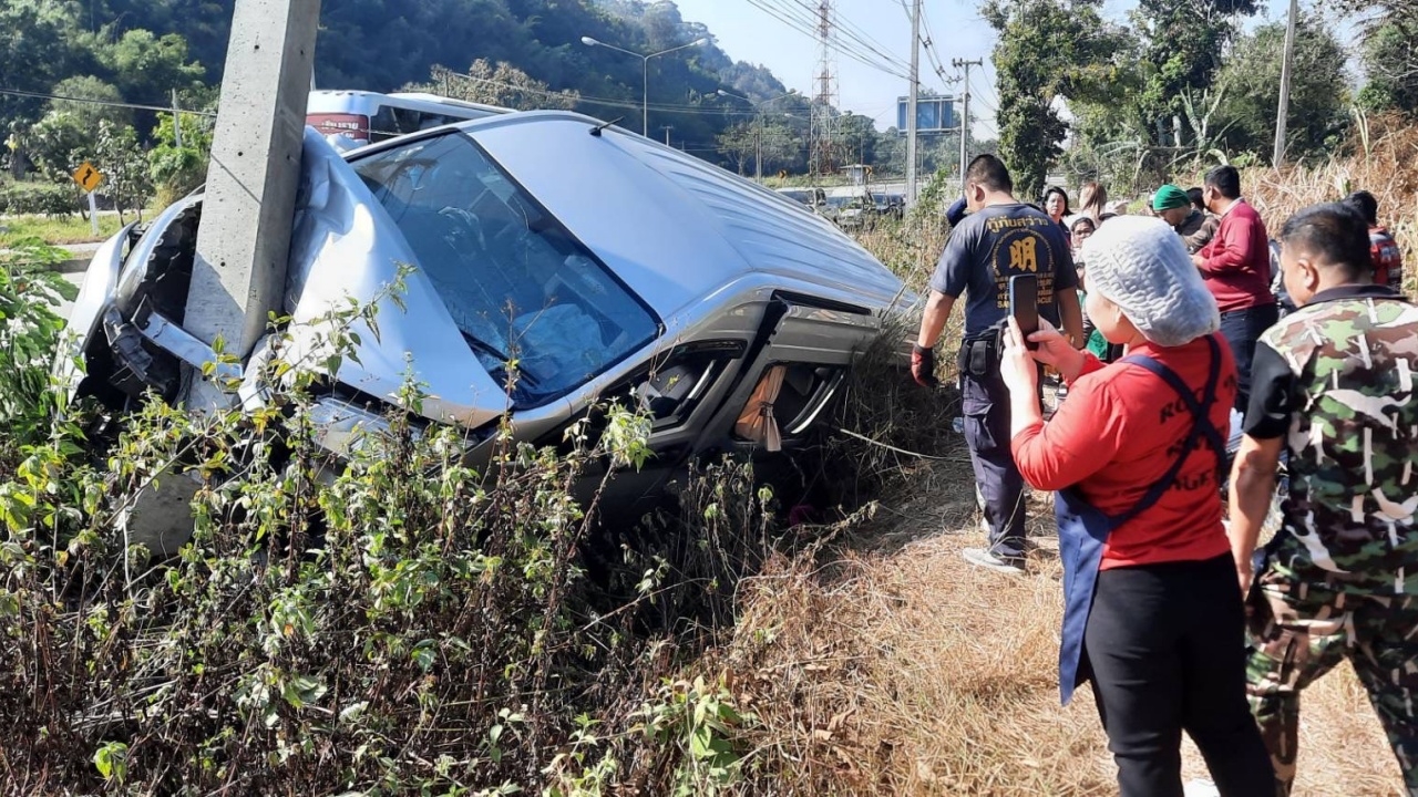 ระทึก รถตู้ลงเขาหลุดโค้ง ชนเสาไฟ 5 นทท.จีนเจ็บร่อแร่ ตร.เร่งเข้าช่วย 