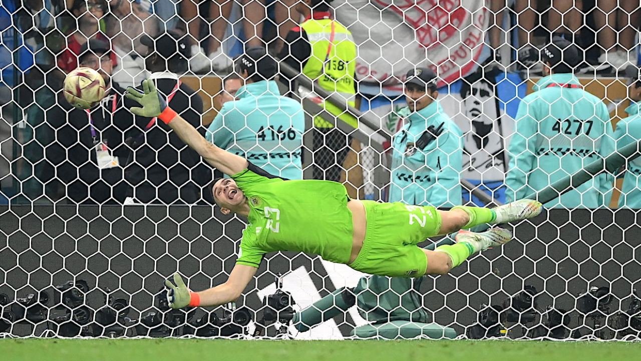 "มาร์ติเนซ" เป็นต้นเหตุ IFAB เตรียมออกกฎใหม่ ทำผู้รักษาประตูเล่นยากขึ้นไปอีก