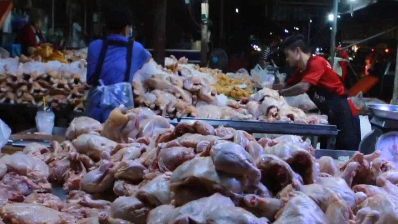 ออเดอร์ทะลักต้องเชือดไก่เพิ่ม 2 เท่า ป้อนตลาดในเทศกาลตรุษจีนที่นครสวรรค์