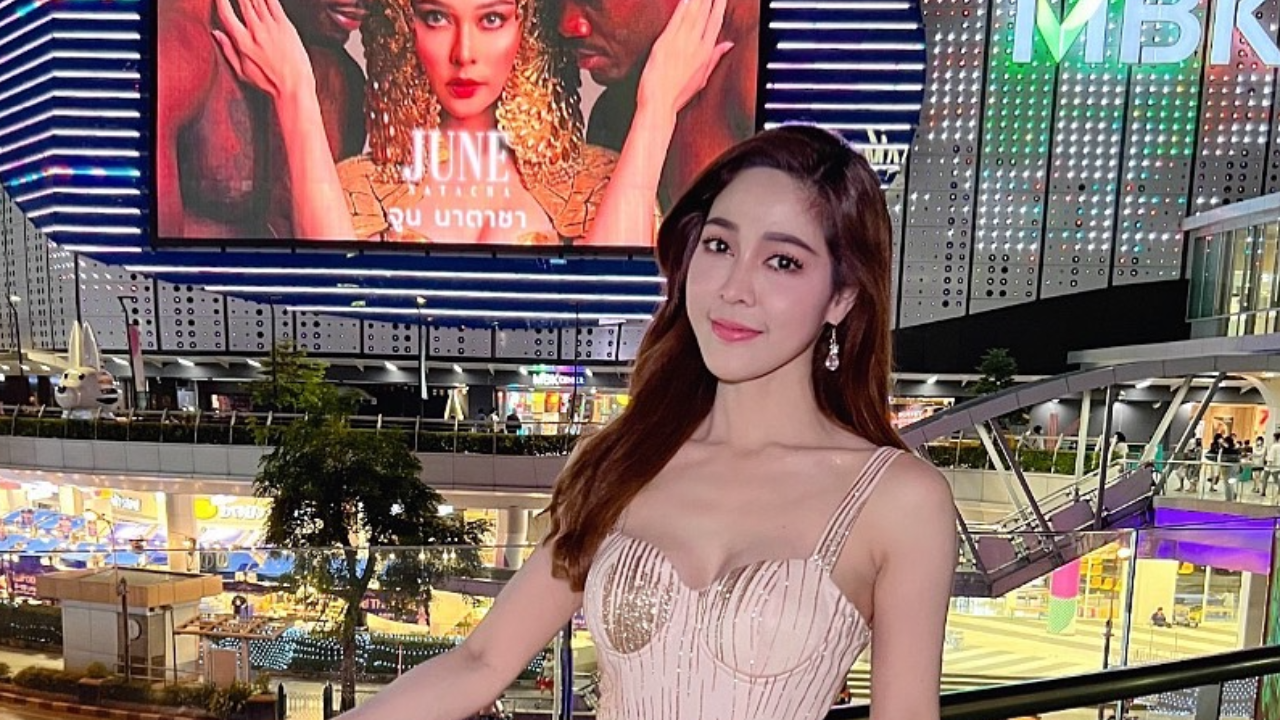 จูน นาตาชา ปลื้มด้อมจัดเซอร์ไพรส์ ขึ้นภาพบนจอยักษ์ กลางแยกปทุมวัน 7 วัน 7 คืน