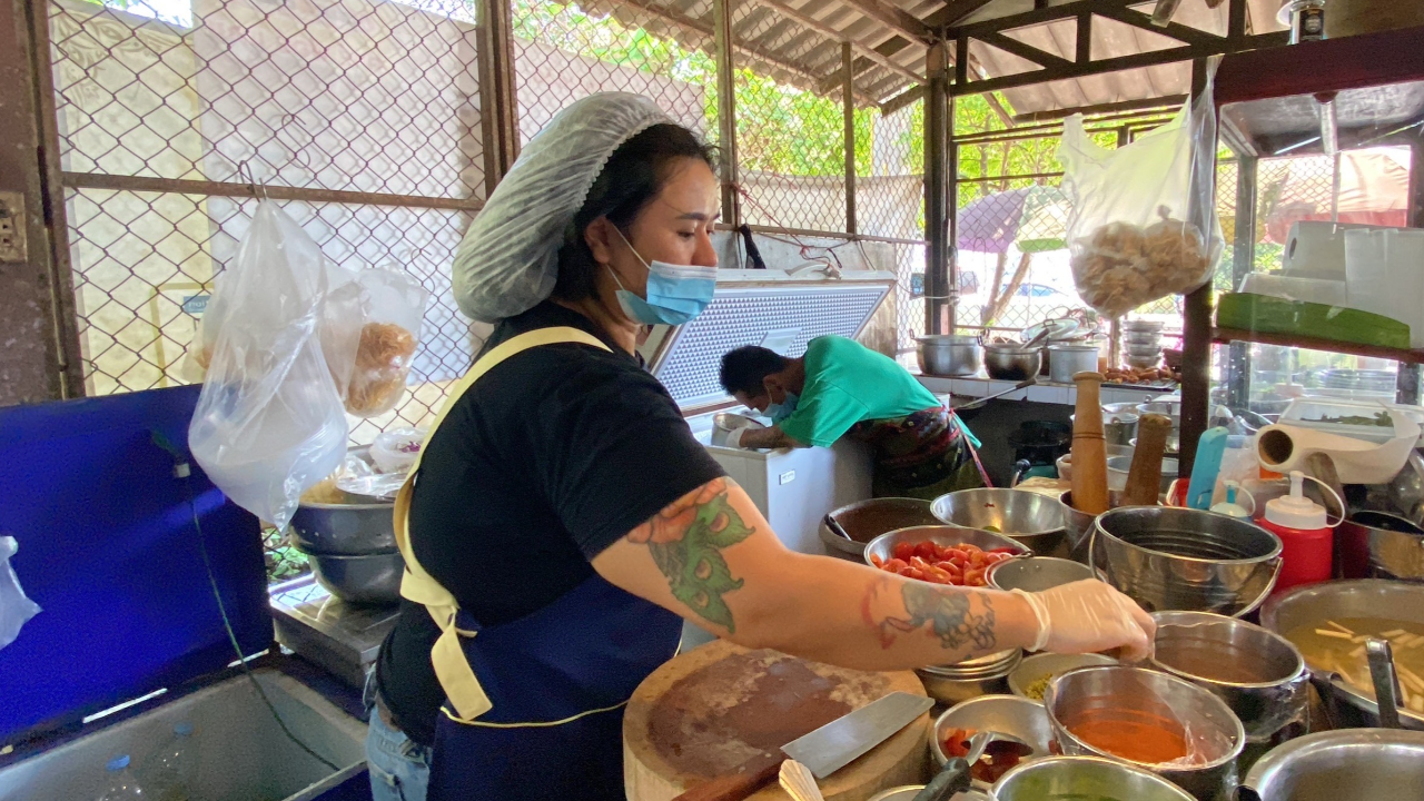 ปากจัดแต่ไม่ใจดำ แม่ค้าส้มตำ โต้ดราม่าห้ามหาบเร่เข้าร้าน ต้องปกป้องลูกค้า