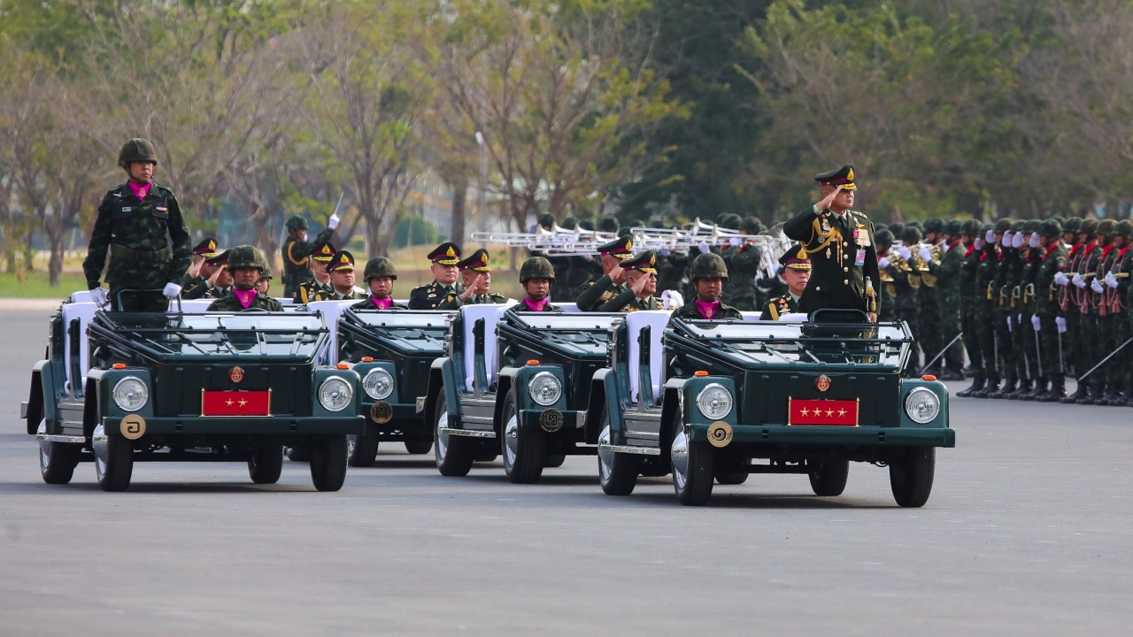 ทหาร 3 เหล่าทัพ สวนสนามปฏิญาณตนต่อธงชัยเฉลิมพล เนื่องในวันกองทัพไทย