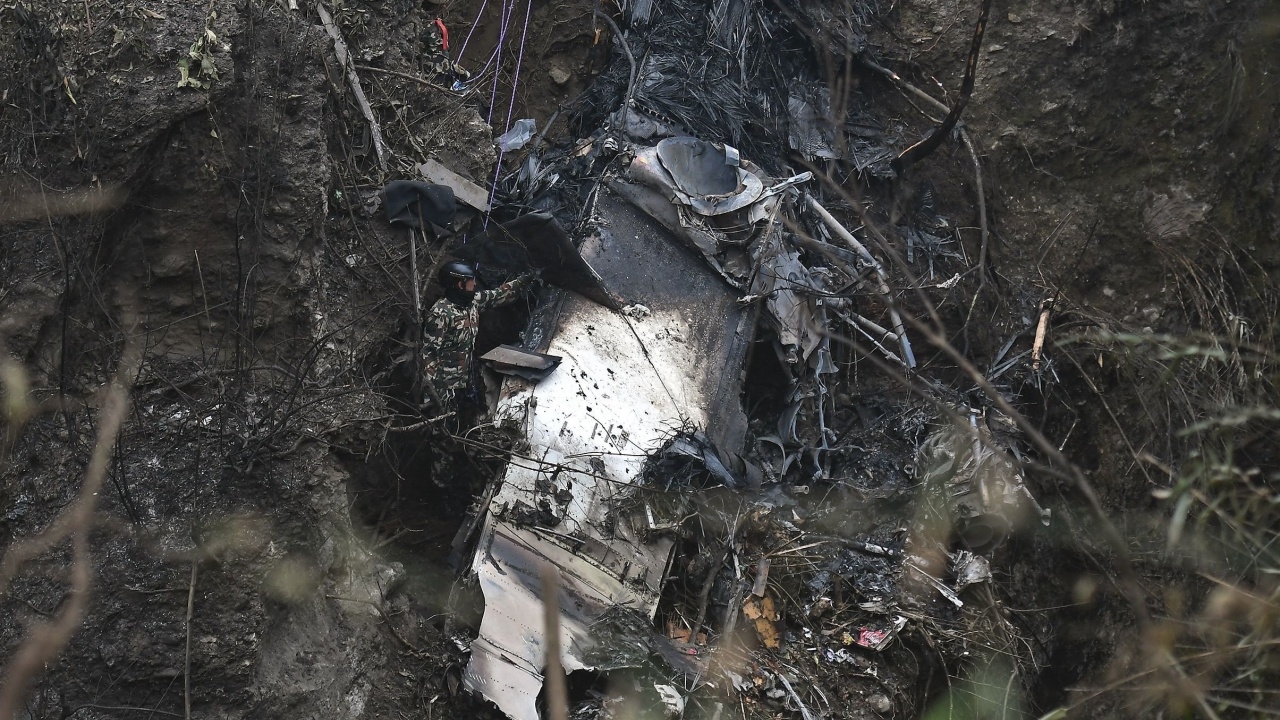 เผยนักบินต้องการเปลี่ยนรันเวย์ลงจอด ก่อนเครื่องบินตกที่เนปาล ตายหมด 72 ศพ