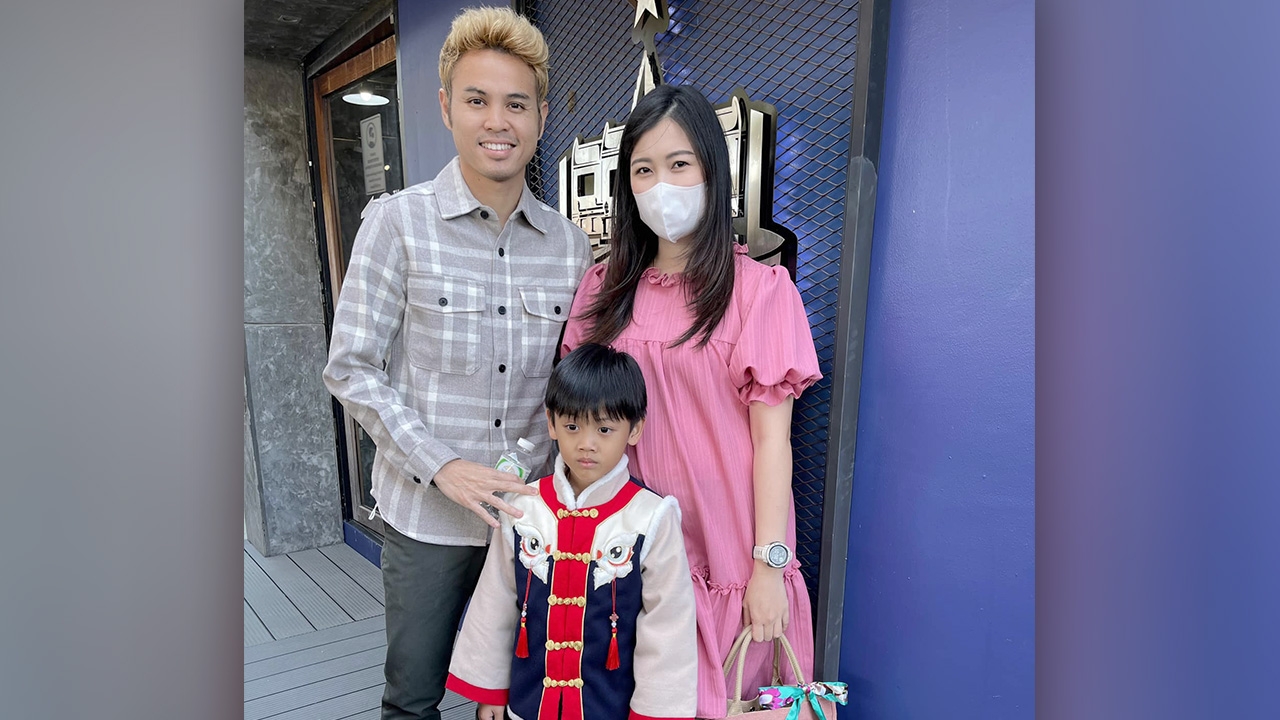 พ่อตัวอย่าง "ธีราทร" ไปงานตรุษจีนที่โรงเรียนลูก-แซว "น้องลิสบอน" ทำแม่กุมขมับ