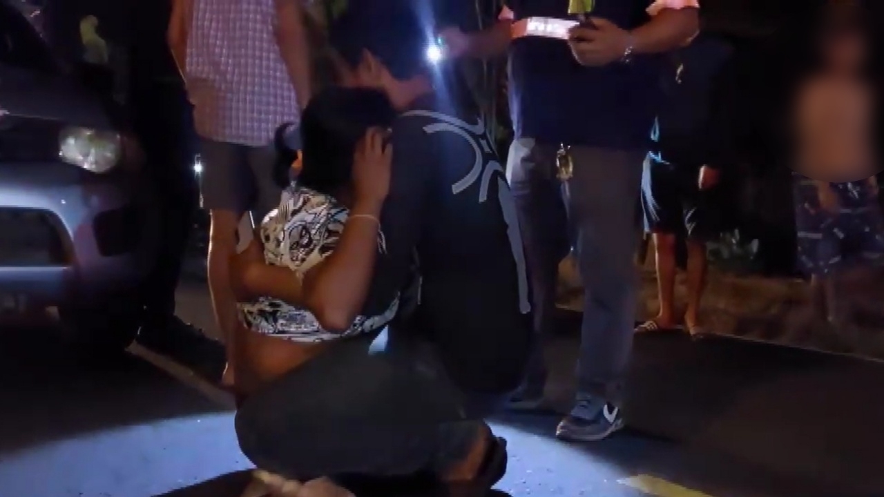 ล้มทั้งยืน สาวโบกรถกู้ภัย เข้าช่วยคนประสบเหตุรถชนดับ สุดท้ายพบเป็นศพของพ่อตัวเอง