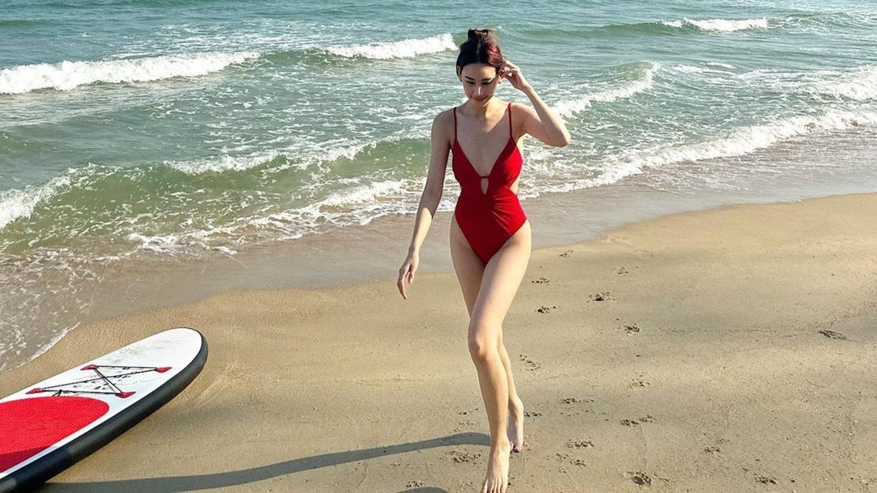 ดาว พิมพ์ทอง แซ่บรับตรุษจีนในชุดว่ายน้ำสีแดง แหวกเว้าอวดหุ่นสวยเซ็กซี่