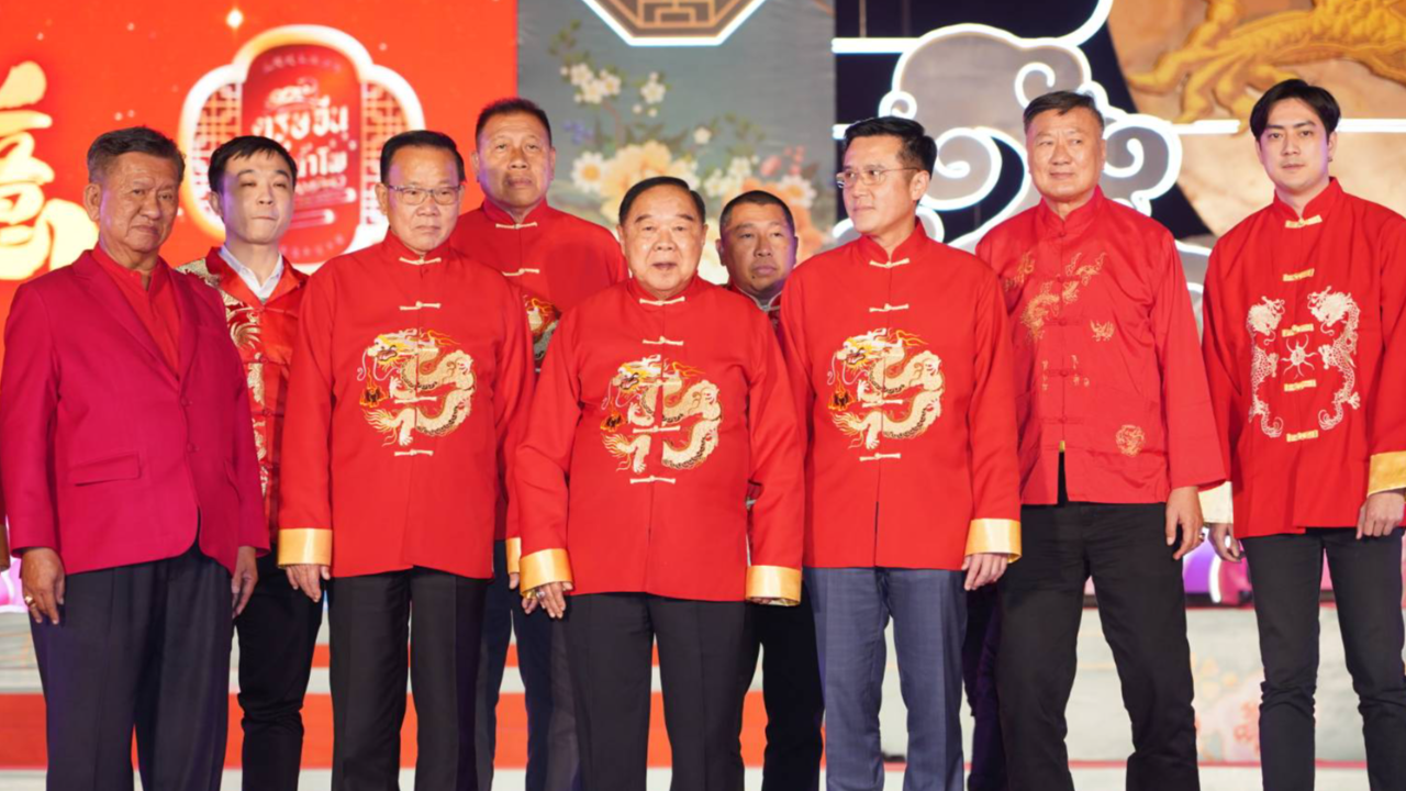 “ลุงป้อม” ร่วมงานตรุษจีนปากน้ำโพ อวยพรสมหวัง-ร่ำรวย พปชร. พร้อมดูแลคนไทย