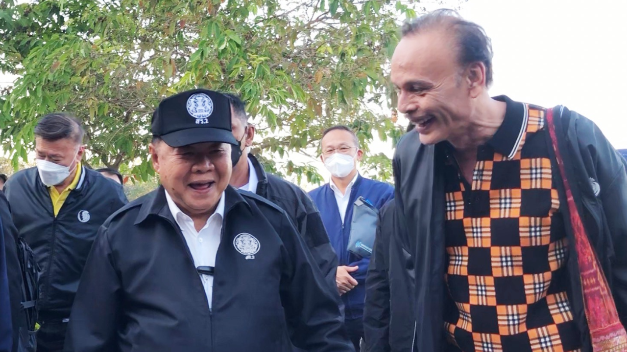 ชาวบ้านเข้าสวมกอด-หอมแก้ม “บิ๊กป้อม” ที่นครสวรรค์ “ชาดา” โผล่เข้าคารวะ