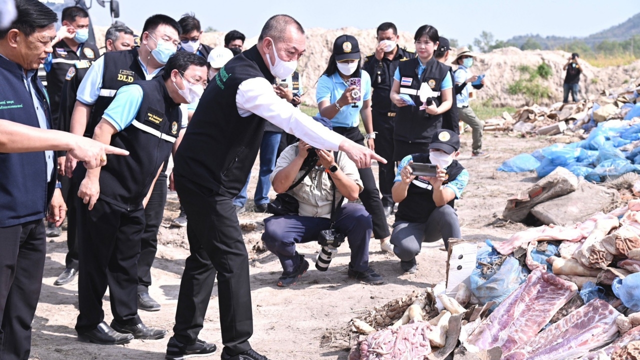 รมว.เกษตรฯ ฝังทำลายหมูเถื่อนกว่า 7 แสน กก. มูลค่า 123 ล้านบาท