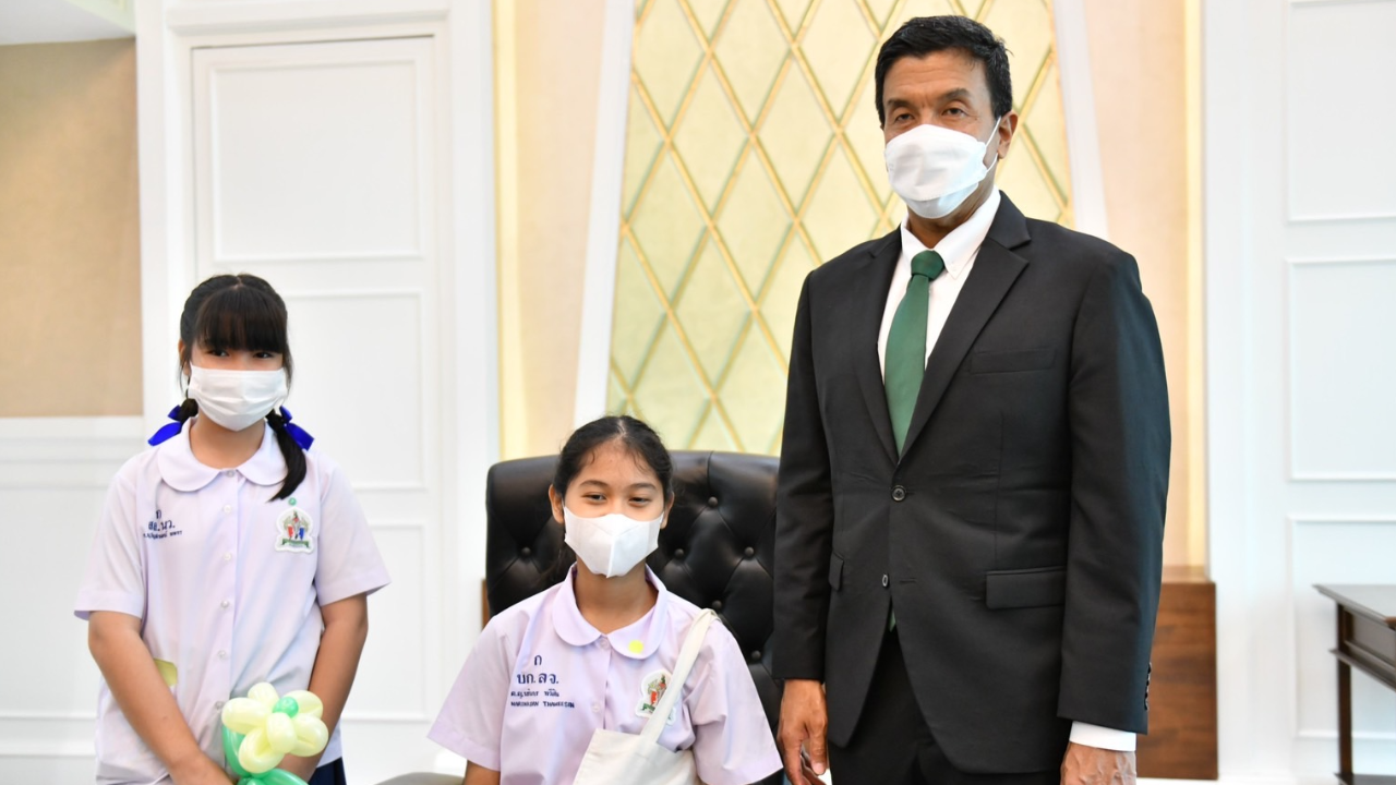 "ชัชชาติ" วันเด็กแห่งชาติ เปิดห้องทำงานให้เด็กนั่งเก้าอี้ผู้ว่าฯ กทม. 