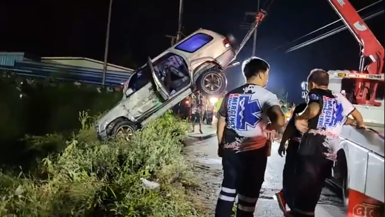 สลด 2 ผัวเมียขับรถถอยหลัง พุ่งลงสระลึก 10 ม. จมดิ่ง-รอด 1 ดับ 1