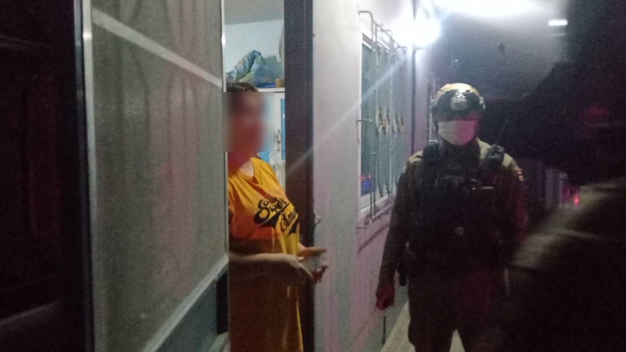 หนุ่มเมากลับบ้าน แฟนสาวโมโหคว้ามีดพกแทงหลัง ไม่หนีไปไหน-รอพบตำรวจ