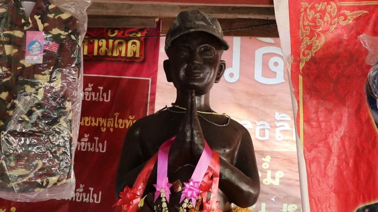 ชาวบ้านแห่ส่อง "เลขเด็ด" อ่างน้ำมนต์ "ไอ้ไข่" ไปเสี่ยงโชคงวดนี้ 17/1/66