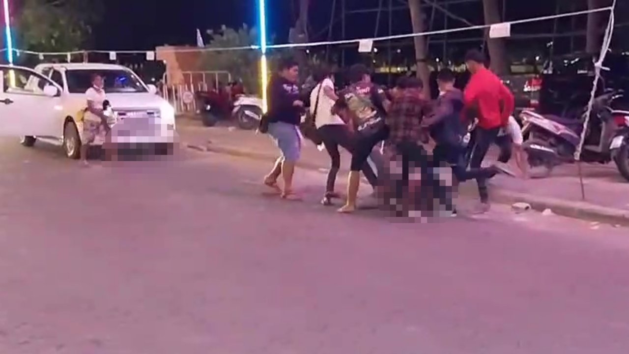 เผยคลิปโจ๋สองแควอย่างเถื่อน รุมกระทืบอริสลบในงานกาชาด ตร.รู้ตัวหมดแล้ว