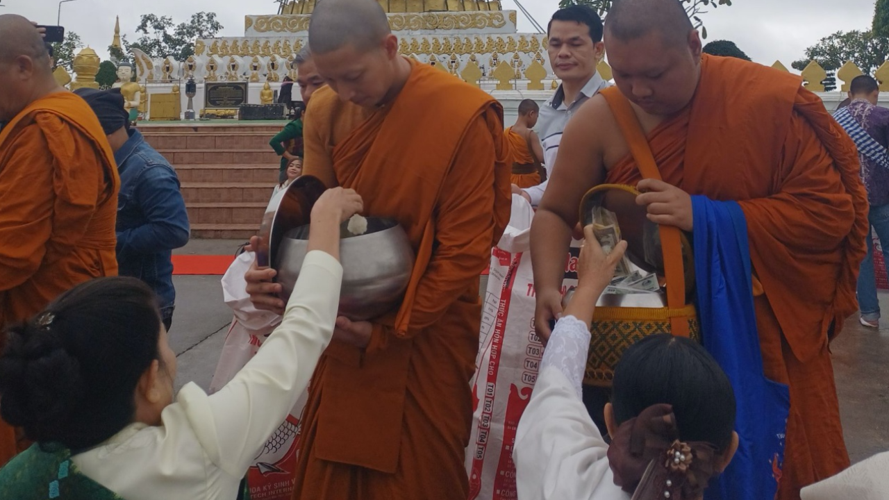 ชาวลาวสาธุ พระโตโน่ ออกบิณฑบาตโปรดญาติโยมแขวงคำม่วน