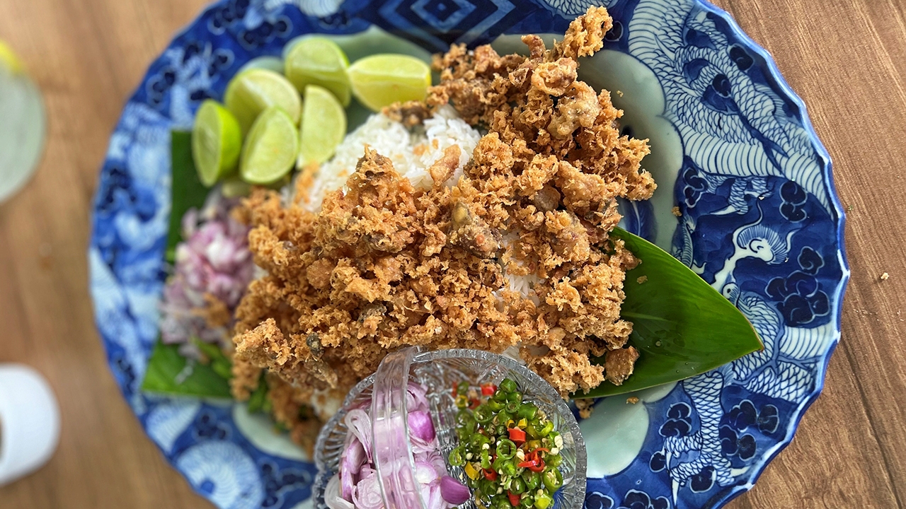 ข้าวคลุกปลาอินทรีเค็มฟูสูตรโบราณ By Jacky Cafe